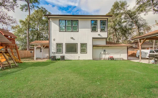 a view of a house with backyard
