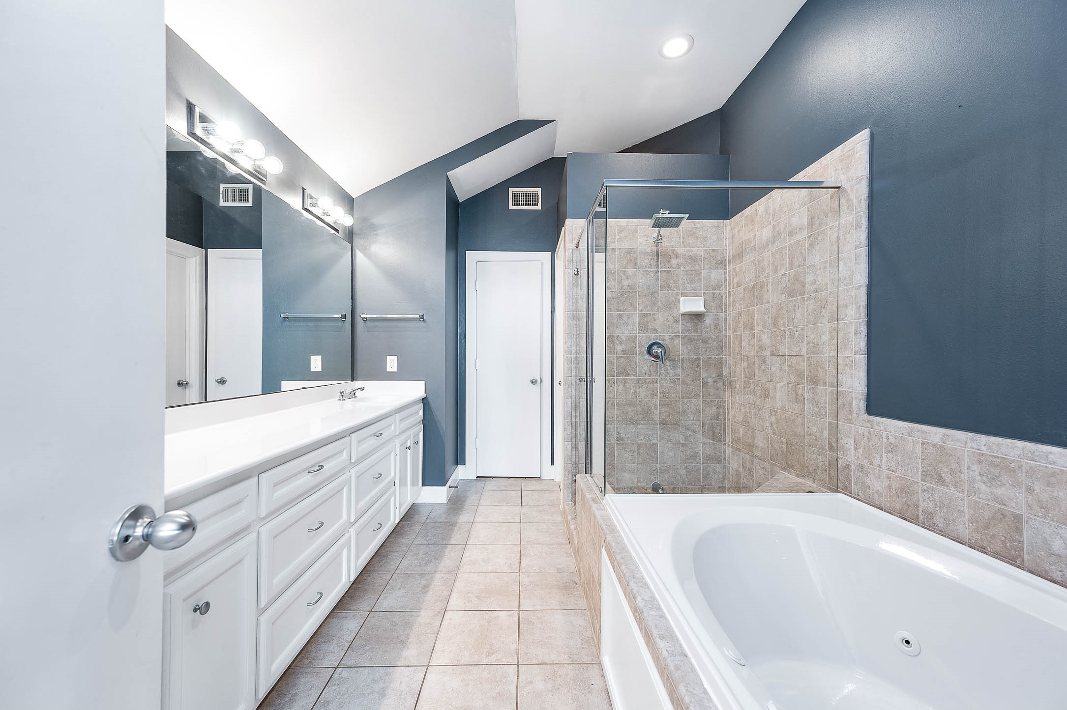 7650 Springhill Street, Unit 704 Houston, TX 77021 - Photo 18 of 23 a spacious bathroom with a bathtub and a double vanity sink
