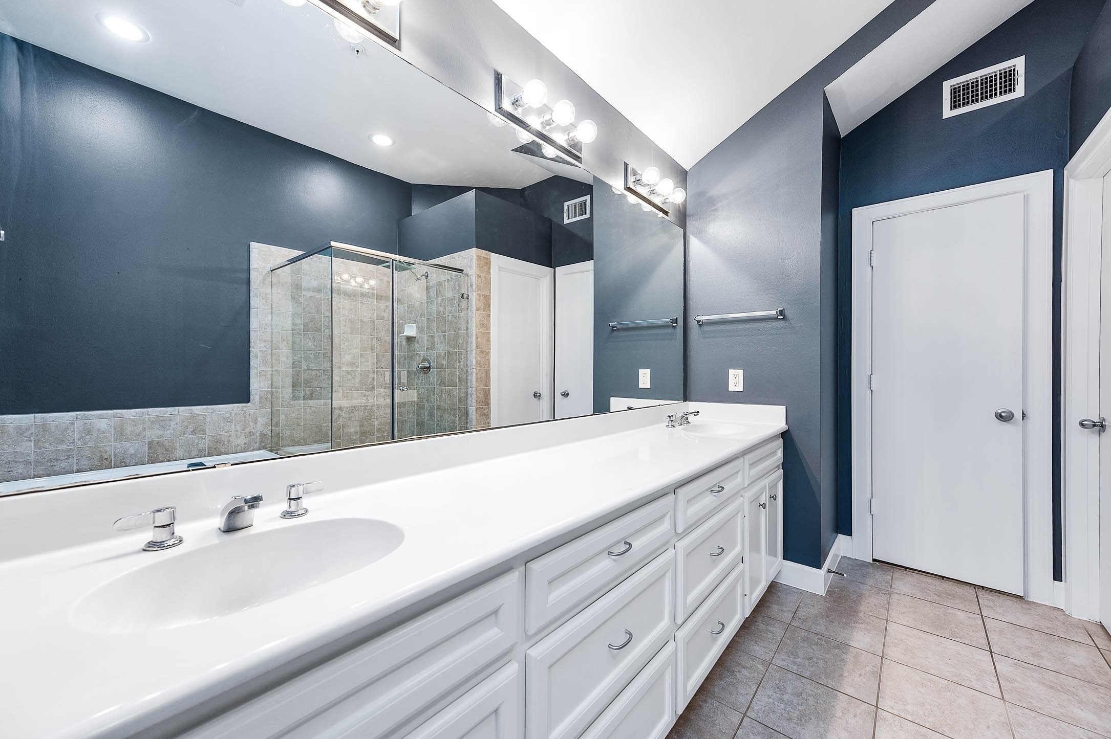 7650 Springhill Street, Unit 704 Houston, TX 77021 - Photo 19 of 23 a spacious bathroom with a double vanity sink and a mirror