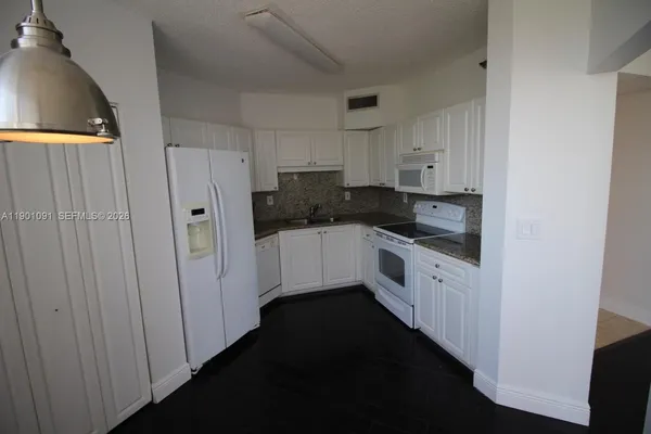 $4,000 | 6422 Collins Avenue, Unit 701, Miami Beach, FL 33141