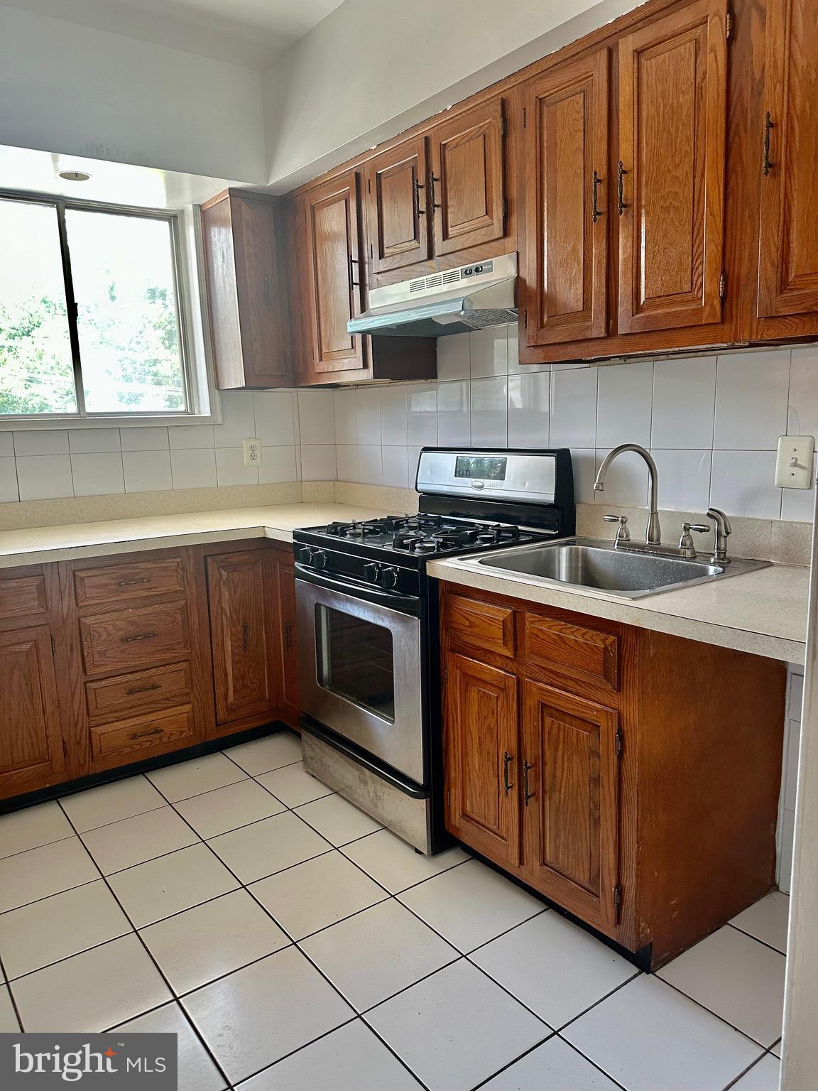 5263 Pennway Street Philadelphia, PA 19124 - Photo 8 of 18 Kitchen