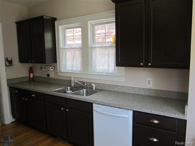 15600 Charles R Avenue Eastpointe, MI 48021 - Photo 11 of 20 31104608-13.jpg
