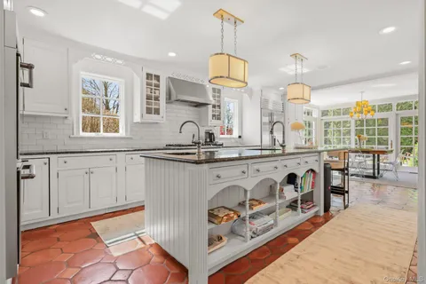 $4,695,000 | 7 Plateau Circle West, Bronxville, NY 10708