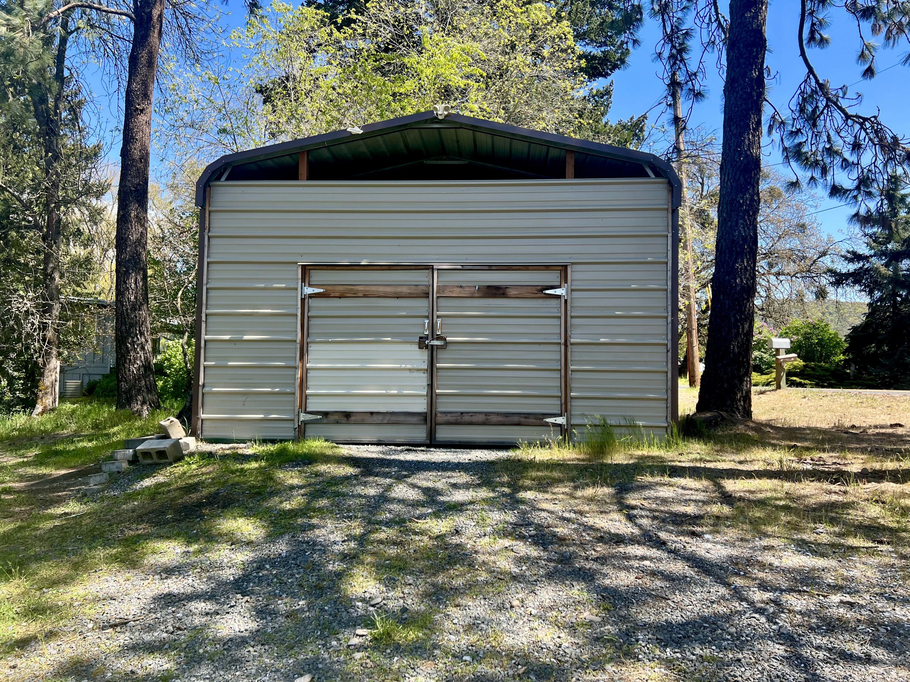 2394 Lampman Road Gold Hill, OR 97525 - Photo 2 of 38 IMG_4215