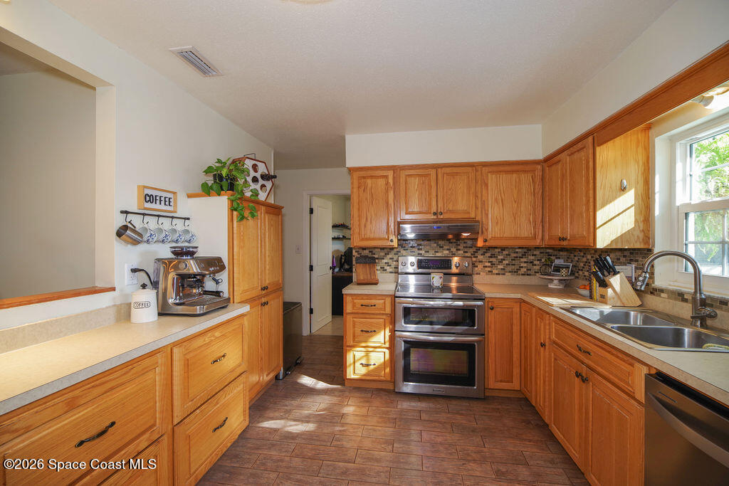 960 Kings Post Road Rockledge, FL 32955 - Photo 11 of 33 Kitchen