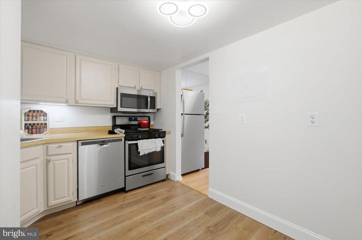 1427 Northgate Square, Unit 27/22B Reston, VA 20190 - Photo 8 of 36 Spacious Kitchen with eat-in area