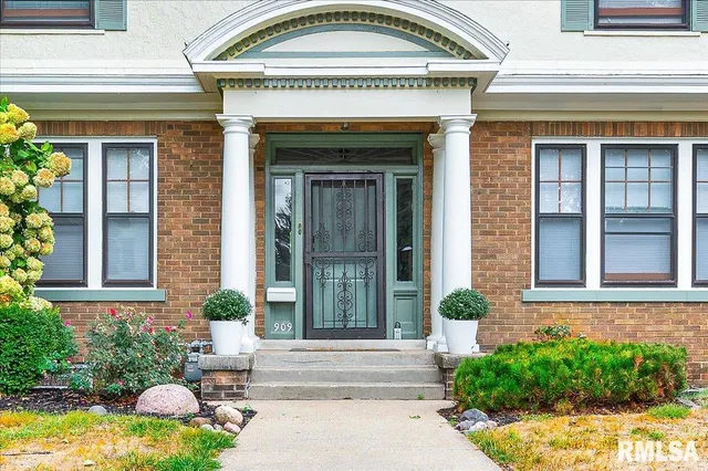 $299,900 | 909 Washington Street, Pekin, IL 61554