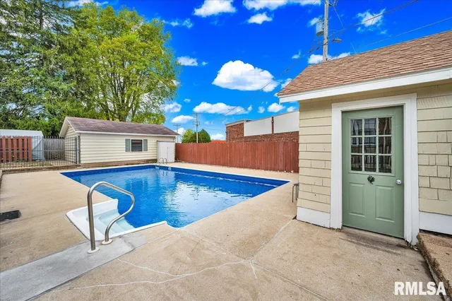 $299,900 | 909 Washington Street, Pekin, IL 61554