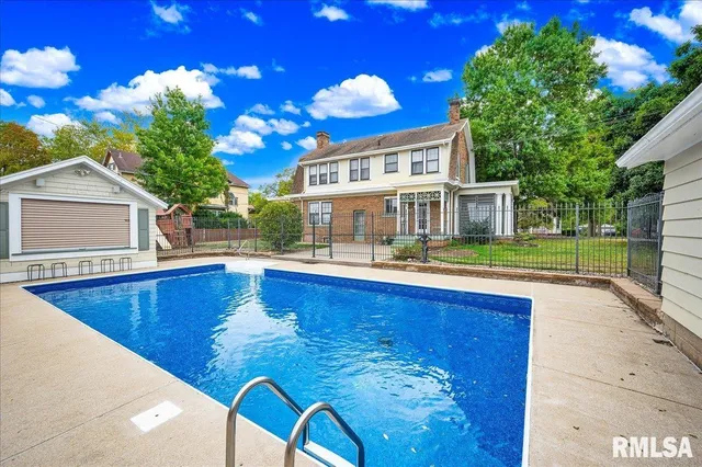 $299,900 | 909 Washington Street, Pekin, IL 61554