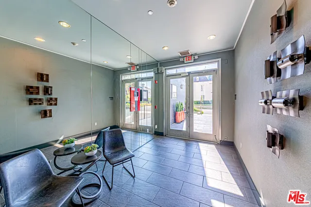 $975,000 | 600 South Ridgeley Drive, Unit 1, Los Angeles, CA 90036