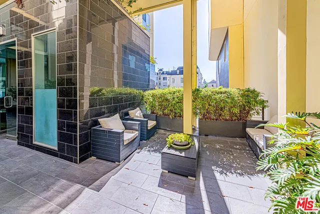 $975,000 | 600 South Ridgeley Drive, Unit 1, Los Angeles, CA 90036