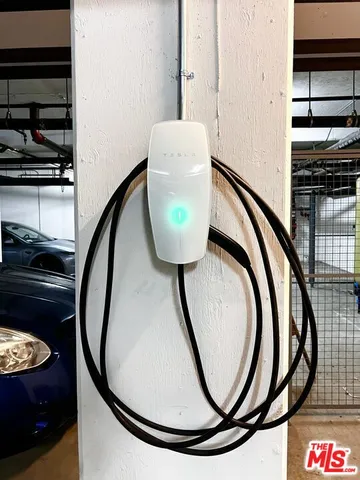 $975,000 | 600 South Ridgeley Drive, Unit 1, Los Angeles, CA 90036