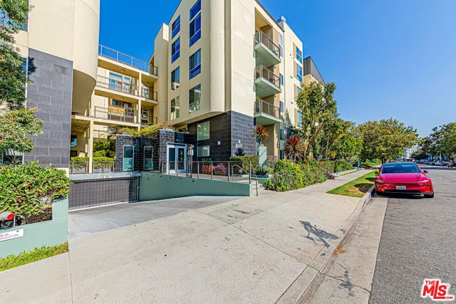 $975,000 | 600 South Ridgeley Drive, Unit 1, Los Angeles, CA 90036