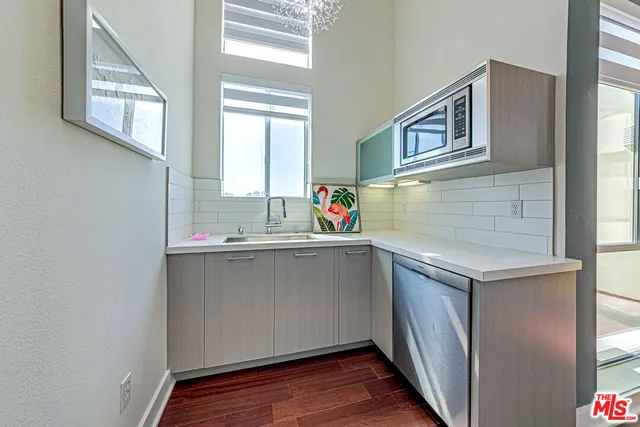 $975,000 | 600 South Ridgeley Drive, Unit 1, Los Angeles, CA 90036