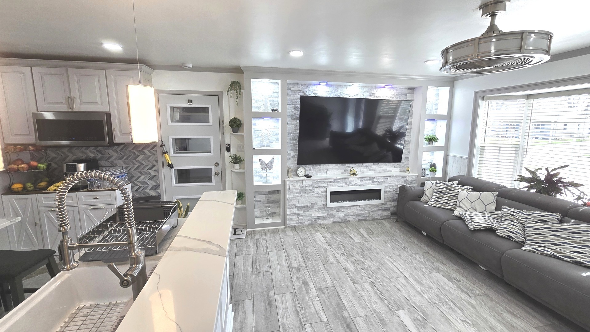 714 Russet Lane Streamwood, IL 60107 - Photo 3 of 23