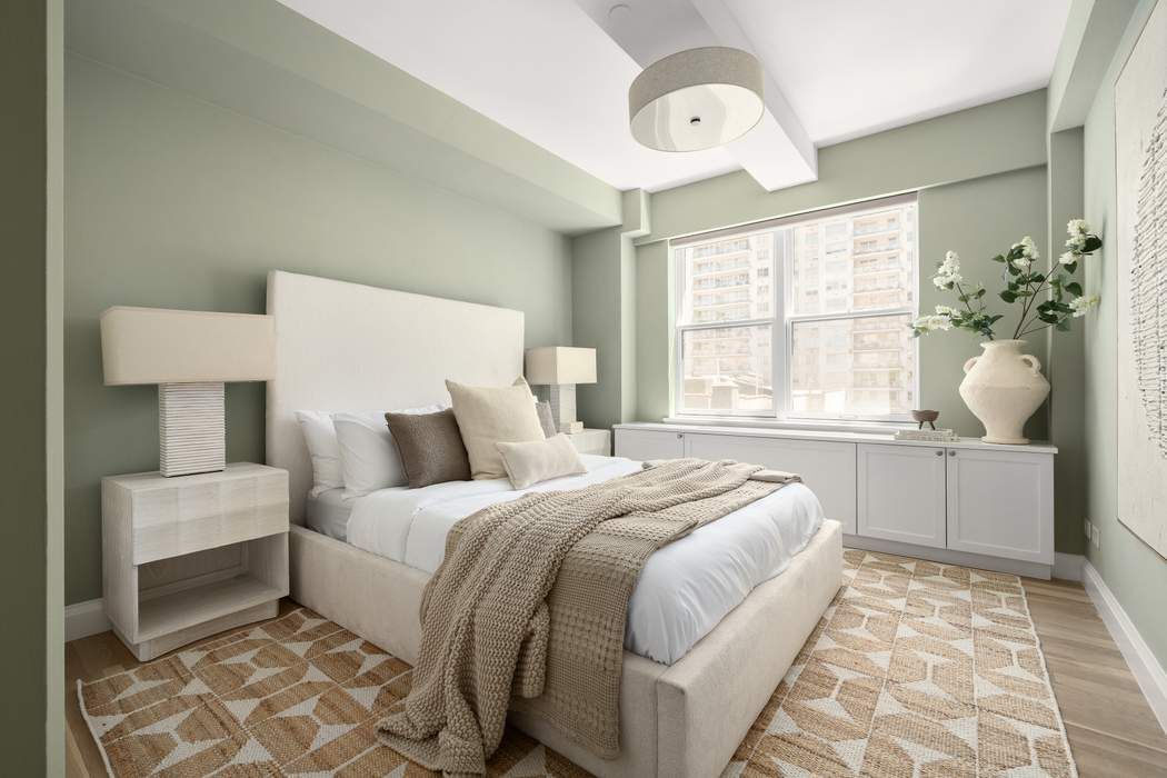 435 East 76th Street, Unit PHB Manhattan, NY 10021 - Photo 20 of 28 a bedroom with a large bed and a window
