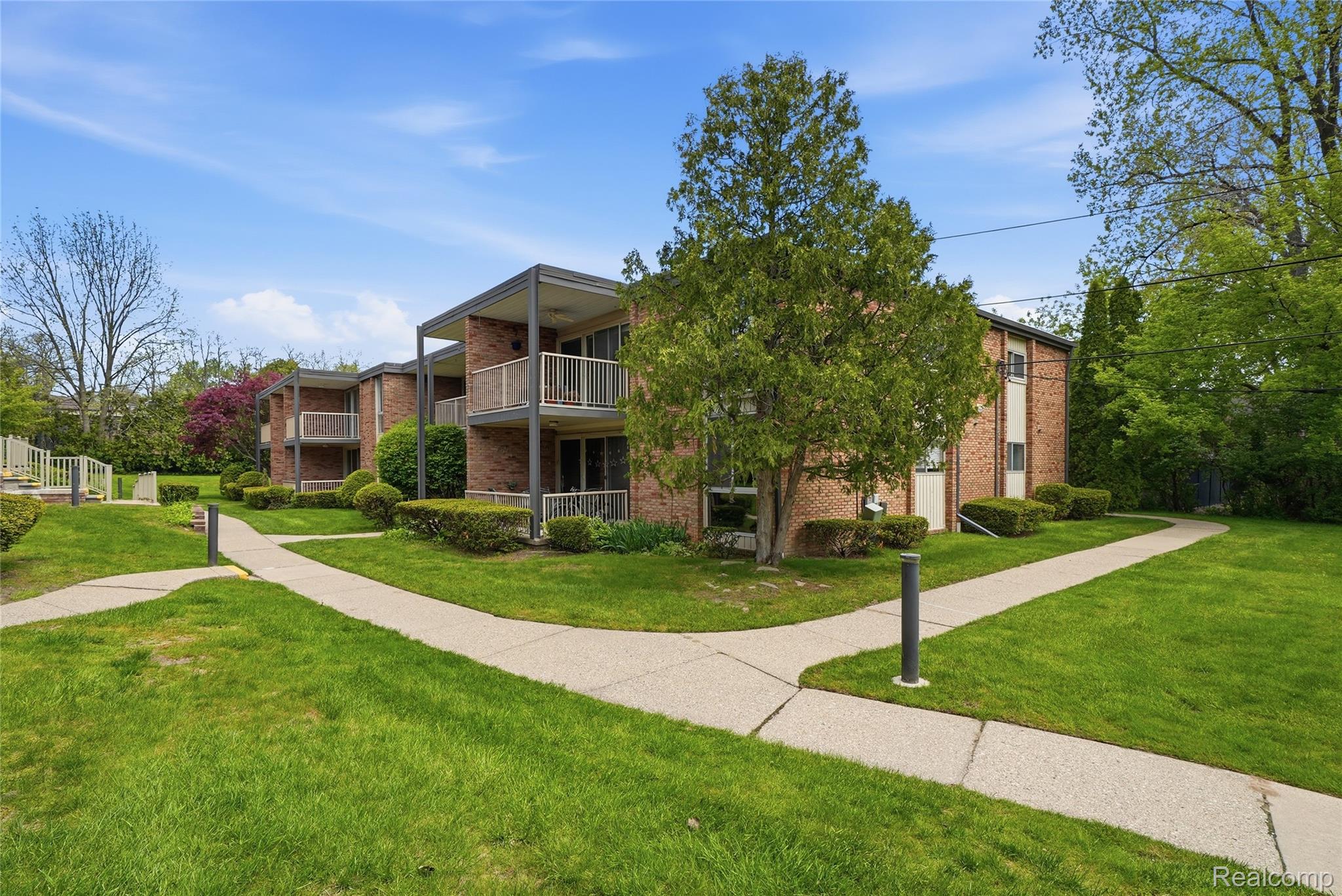 4041 West Maple Road, Unit E203 Bloomfield Hills, MI 48301 - Photo 4 of 25 View of home's community featuring a balcony