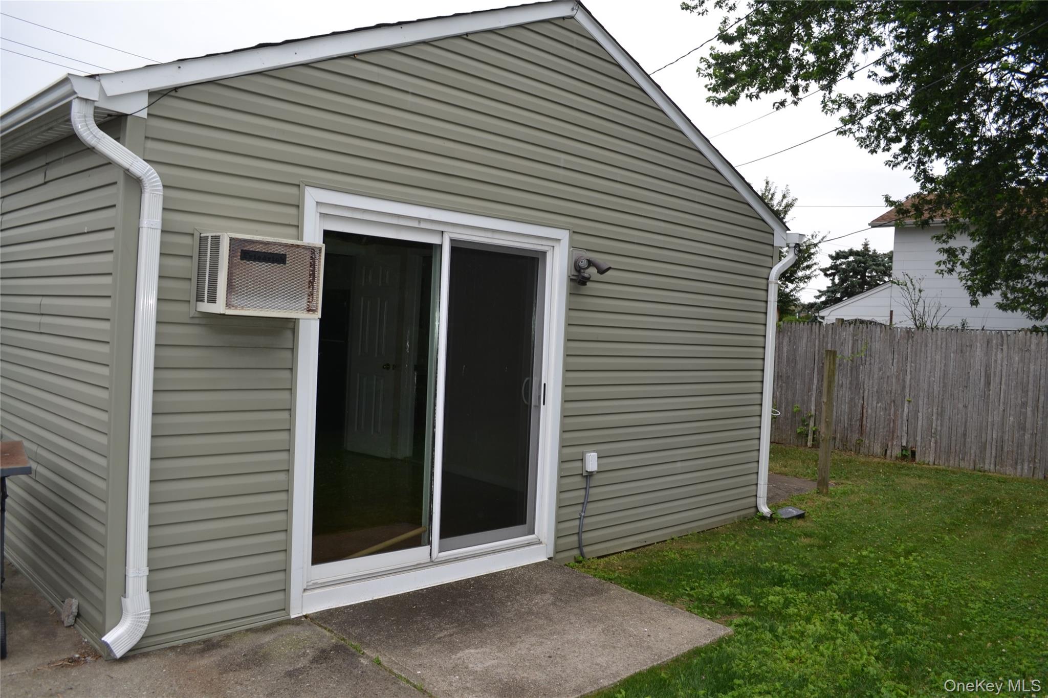 516 Long Beach Road Island Park, NY 11558 - Photo 19 of 31 1BR unit sliding doors to yard
