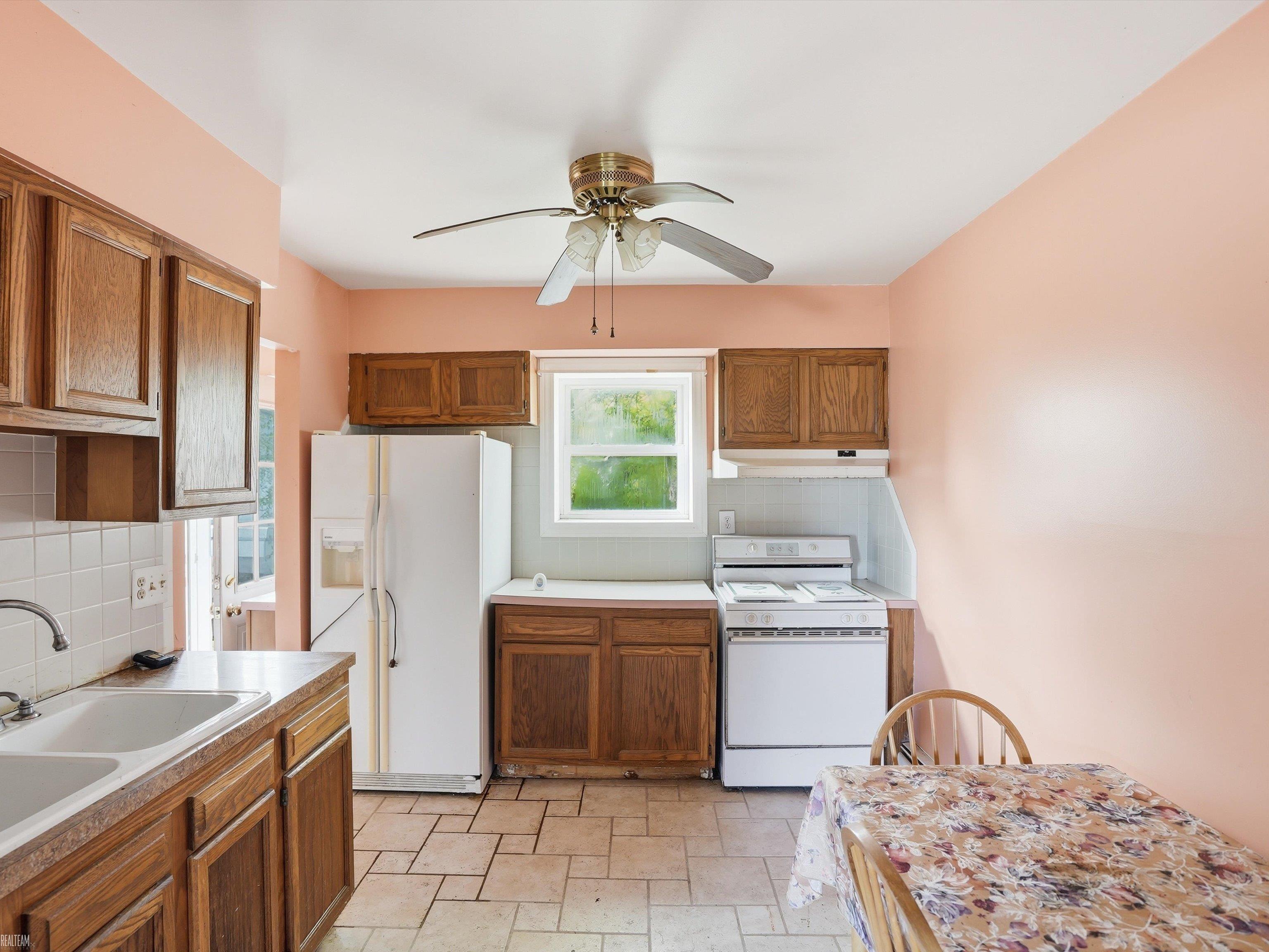 2717 Normandy Road Royal Oak, MI 48073 - Photo 7 of 21 50206579-d8f0e2d4-a684-489f-aafe-78ee46849c0c.JPG