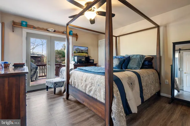 a en suite bathroom with a sink and a mirror