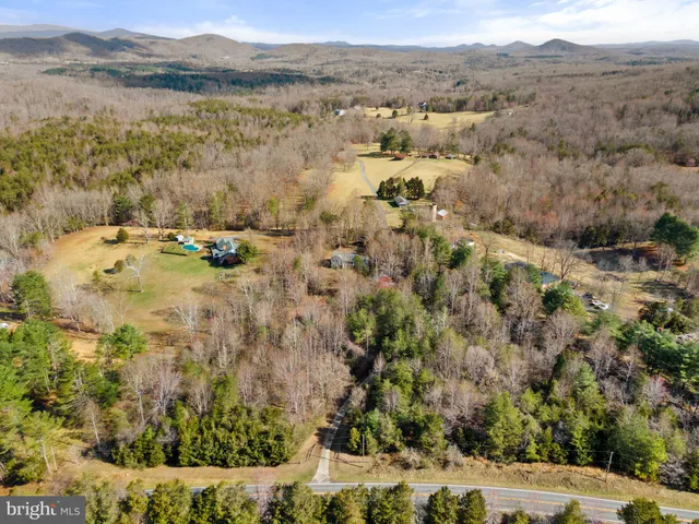 a picture of a book shelf