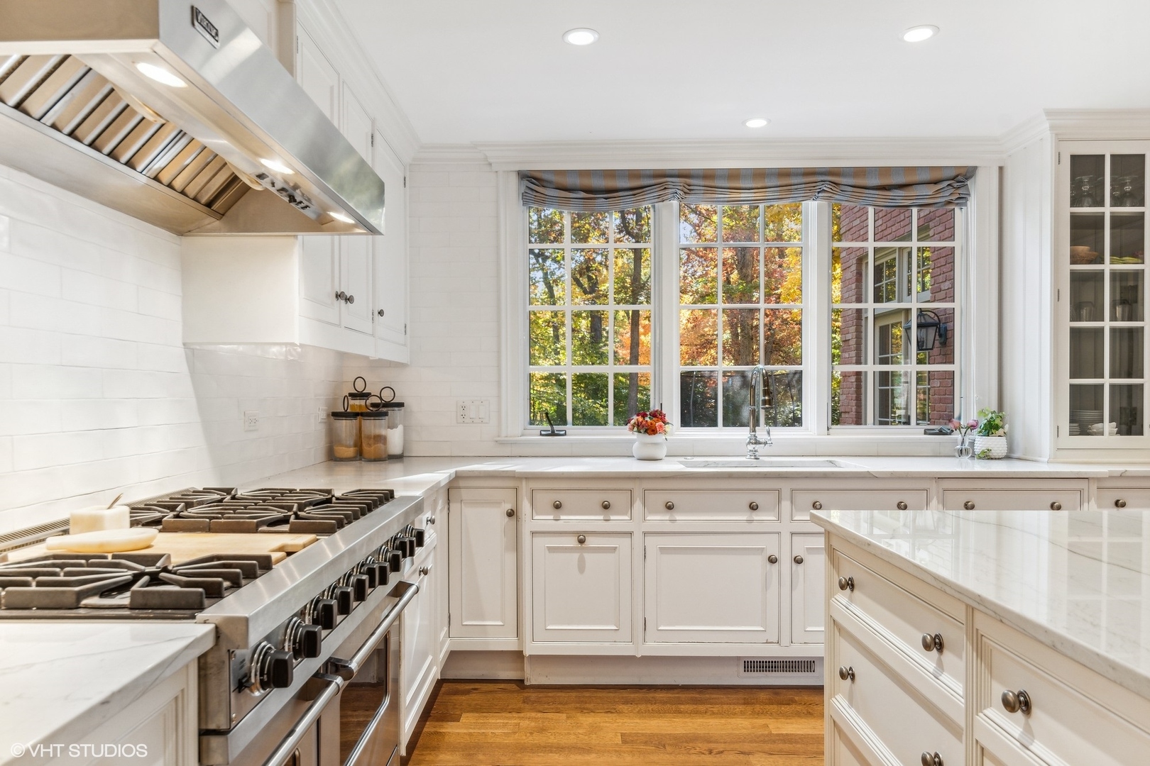 511 Cambridge Lane Lake Bluff, IL 60044 - Photo 19 of 58 a kitchen with granite countertop a stove and a sink