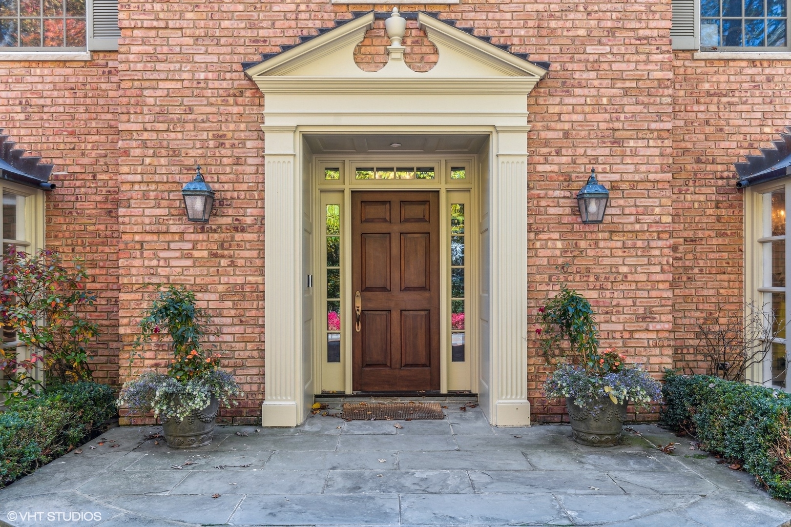 511 Cambridge Lane Lake Bluff, IL 60044 - Photo 2 of 58 a front view of a house with garden