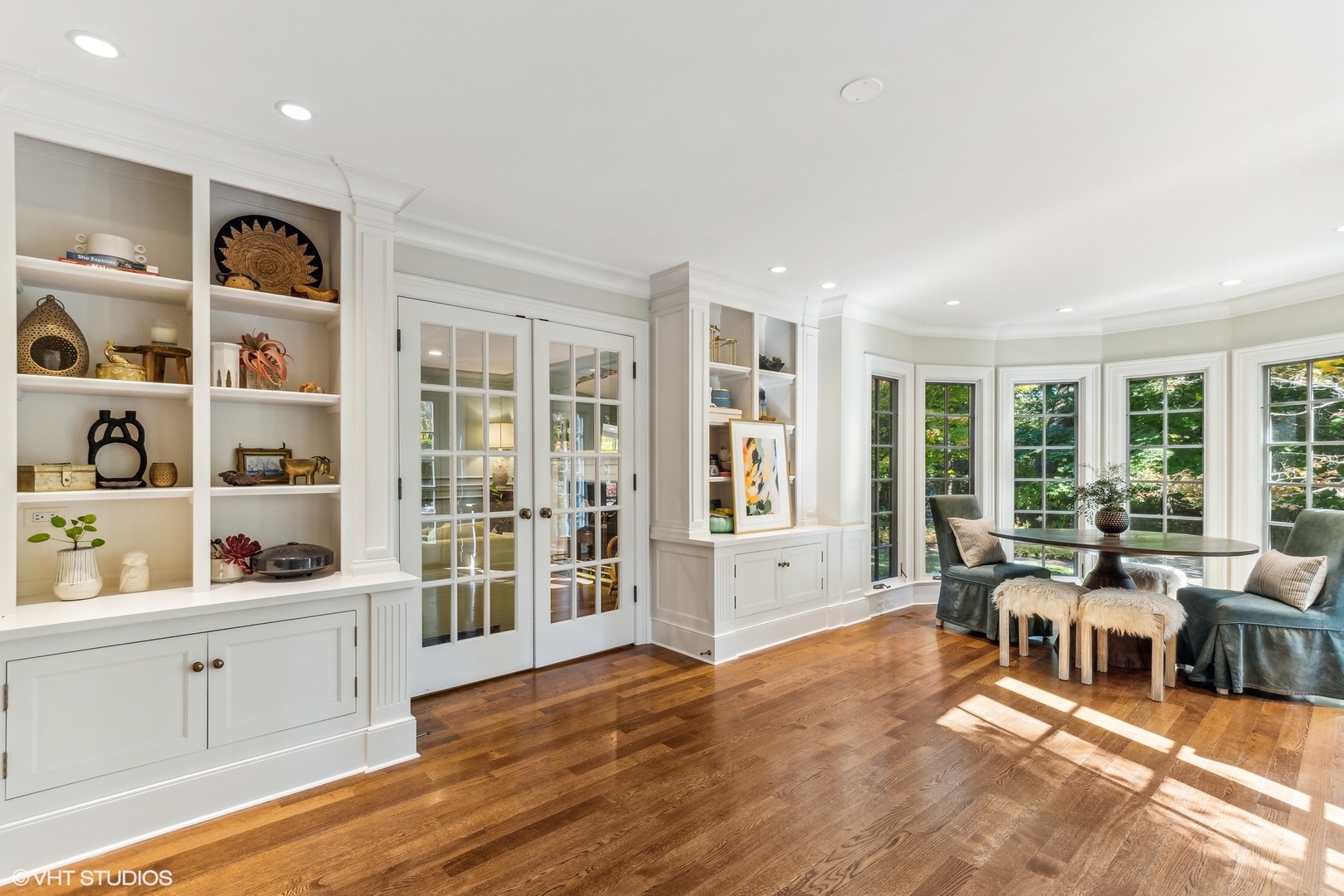 511 Cambridge Lane Lake Bluff, IL 60044 - Photo 24 of 58 a living room with furniture and a floor to ceiling window