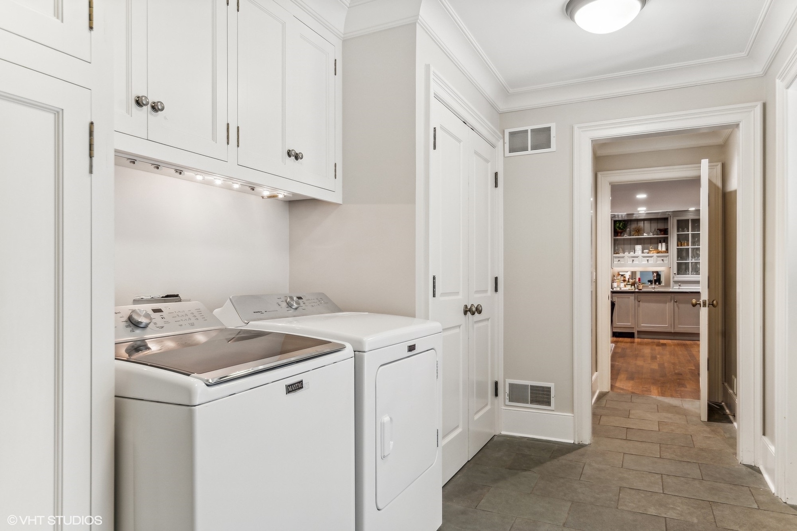 511 Cambridge Lane Lake Bluff, IL 60044 - Photo 27 of 58 a utility room with cabinets washer and dryer