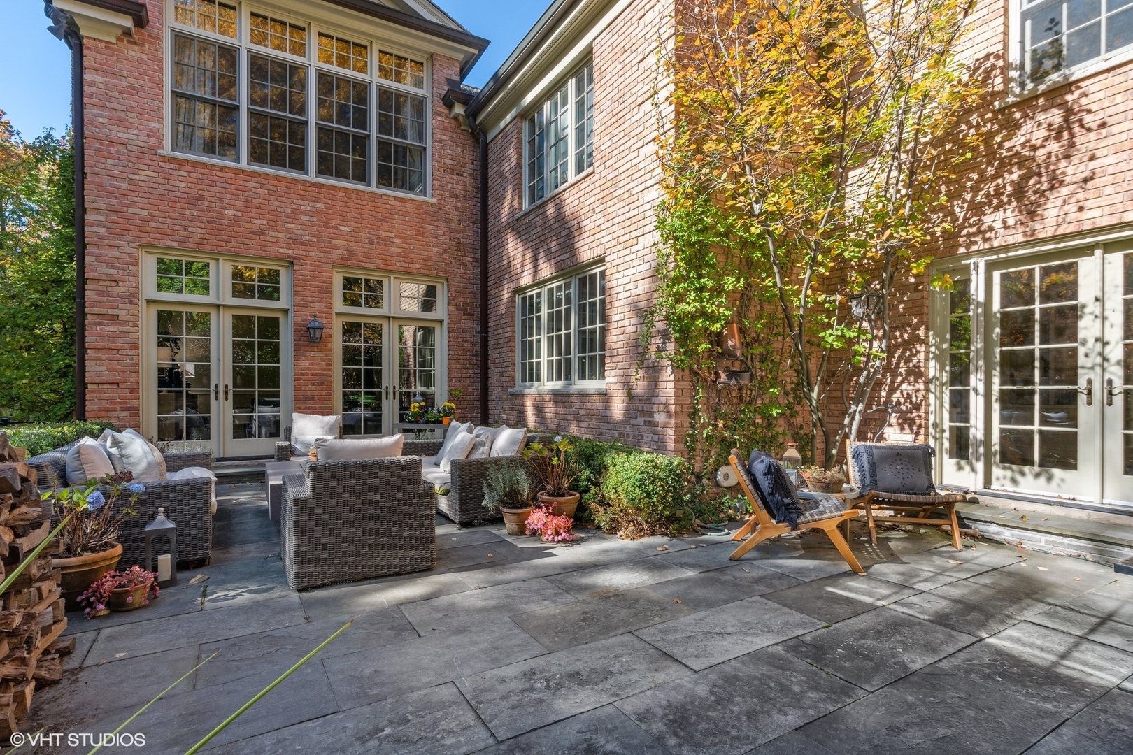 511 Cambridge Lane Lake Bluff, IL 60044 - Photo 43 of 58 a view of a building with sitting area
