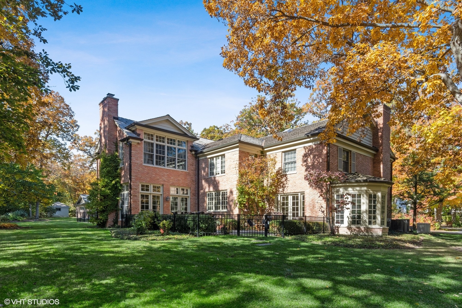 511 Cambridge Lane Lake Bluff, IL 60044 - Photo 46 of 58 a front view of a house with a garden