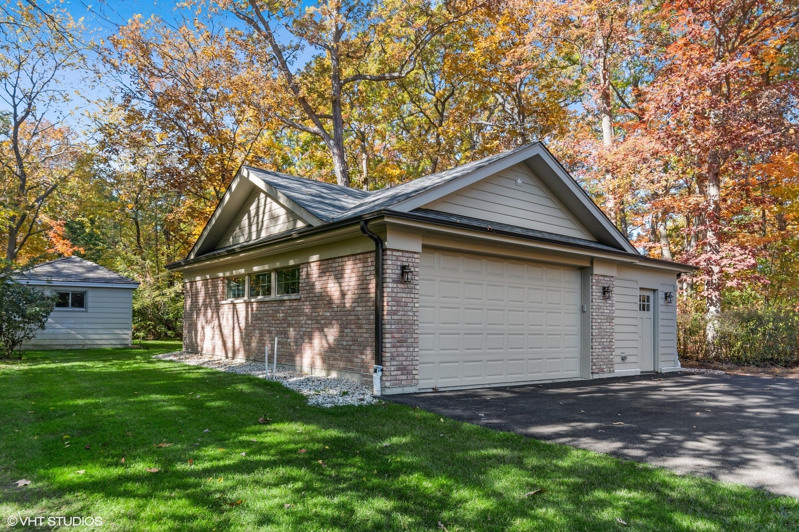 511 Cambridge Lane Lake Bluff, IL 60044 - Photo 49 of 58 a front view of house with a garden