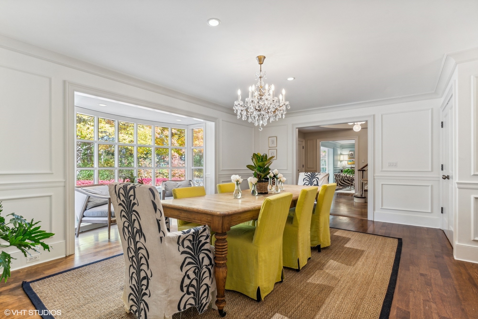 511 Cambridge Lane Lake Bluff, IL 60044 - Photo 9 of 58 a view of a dining room with furniture and chandelier