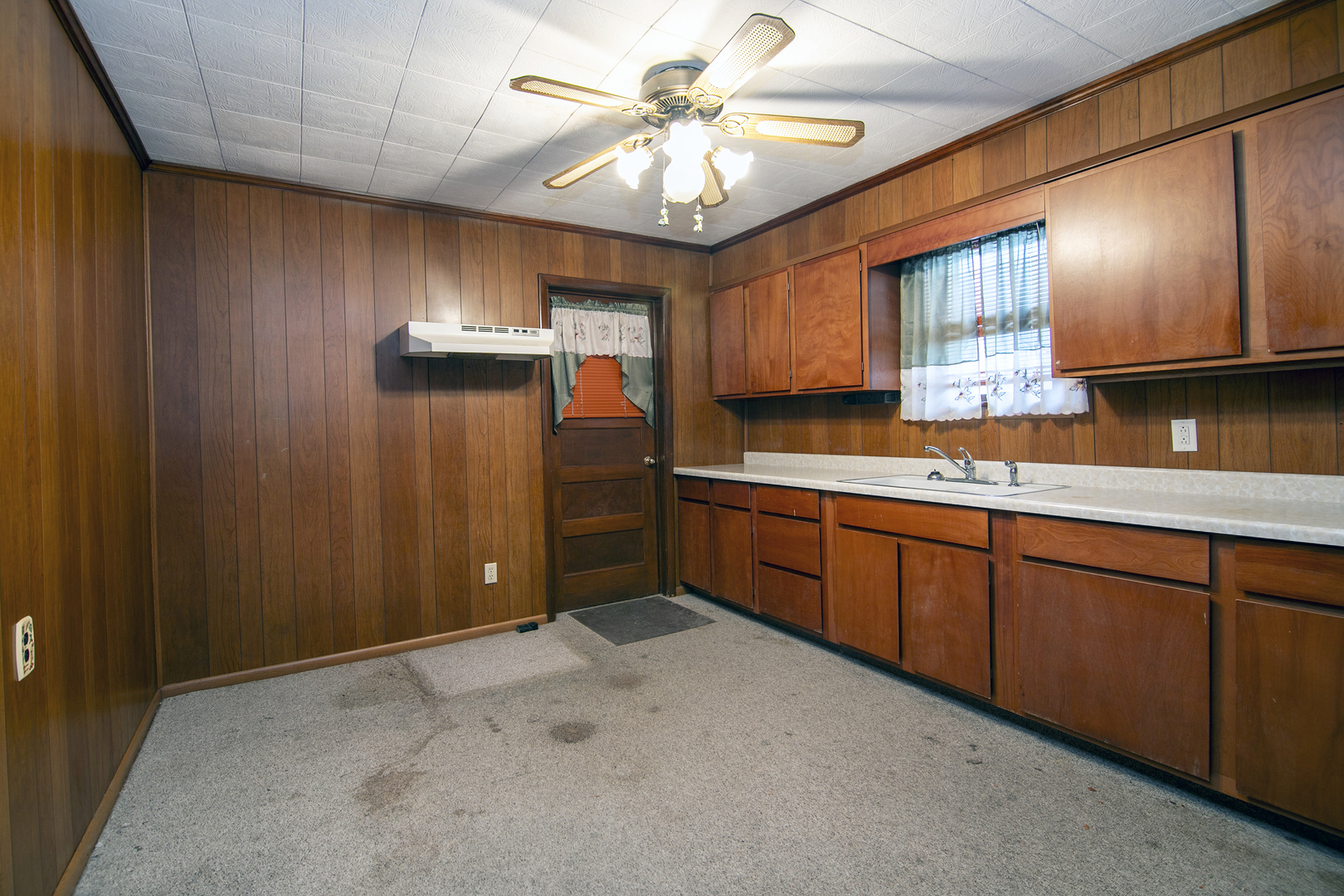 974 South Washington Avenue Kankakee, IL 60901 - Photo 7 of 14 a kitchen with stainless steel appliances granite countertop a sink a stove and cabinets