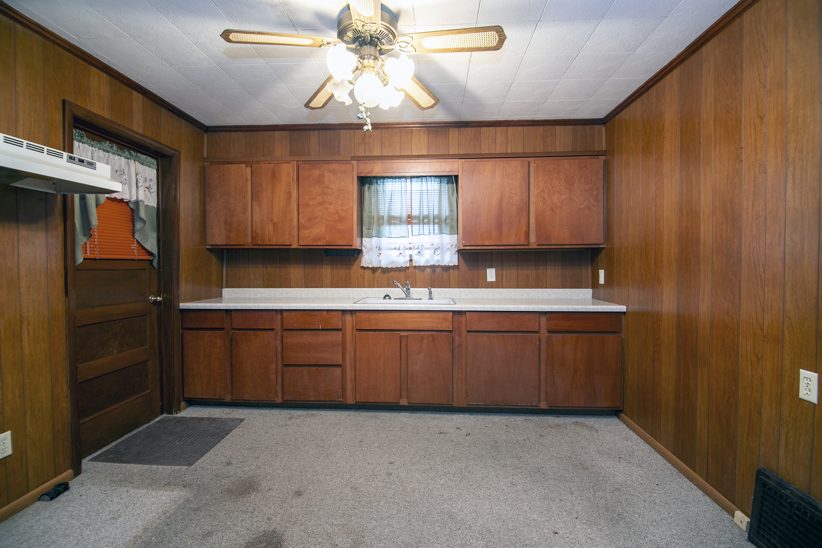 974 South Washington Avenue Kankakee, IL 60901 - Photo 8 of 14 a kitchen with granite countertop stainless steel appliances and wooden cabinets