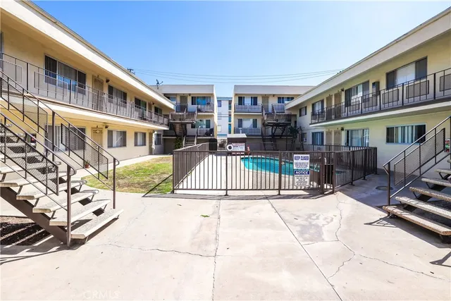 $1,995 | 3440 Elm Avenue, Unit 5, Long Beach, CA 90807