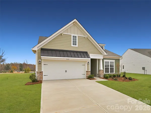 a view of a house with backyard