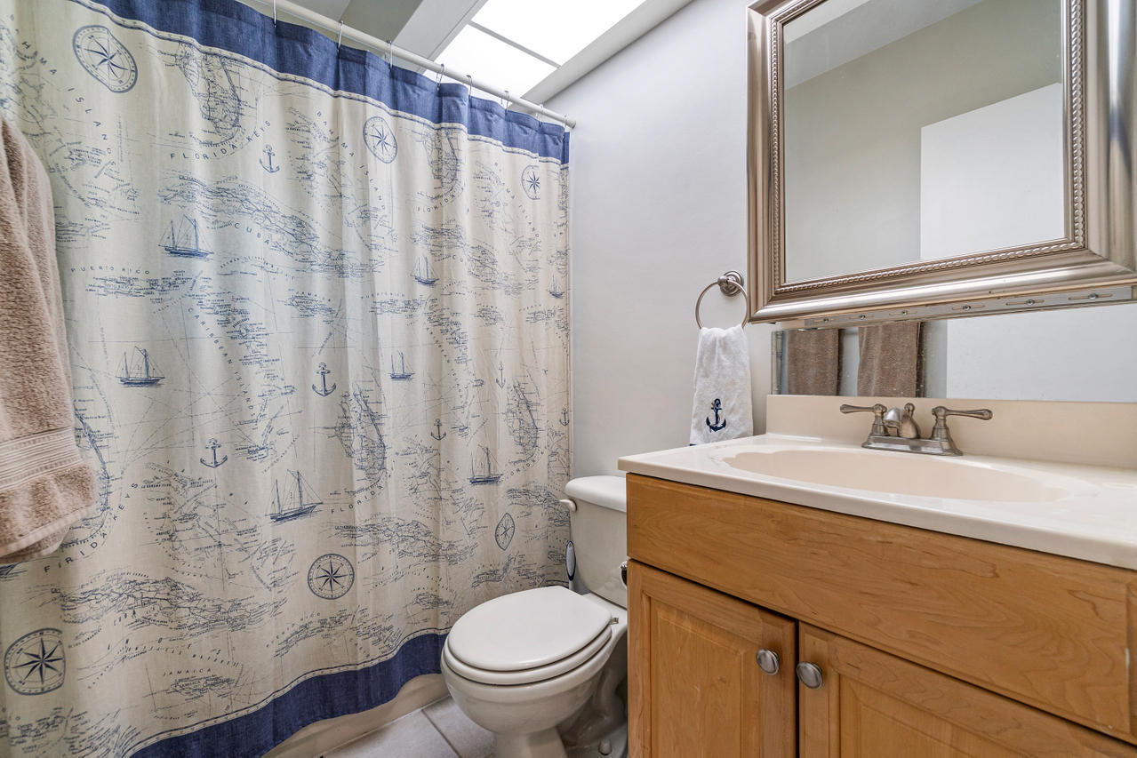 831 Berkley Street Boca Raton, FL 33487 - Photo 22 of 31 GUEST BATH