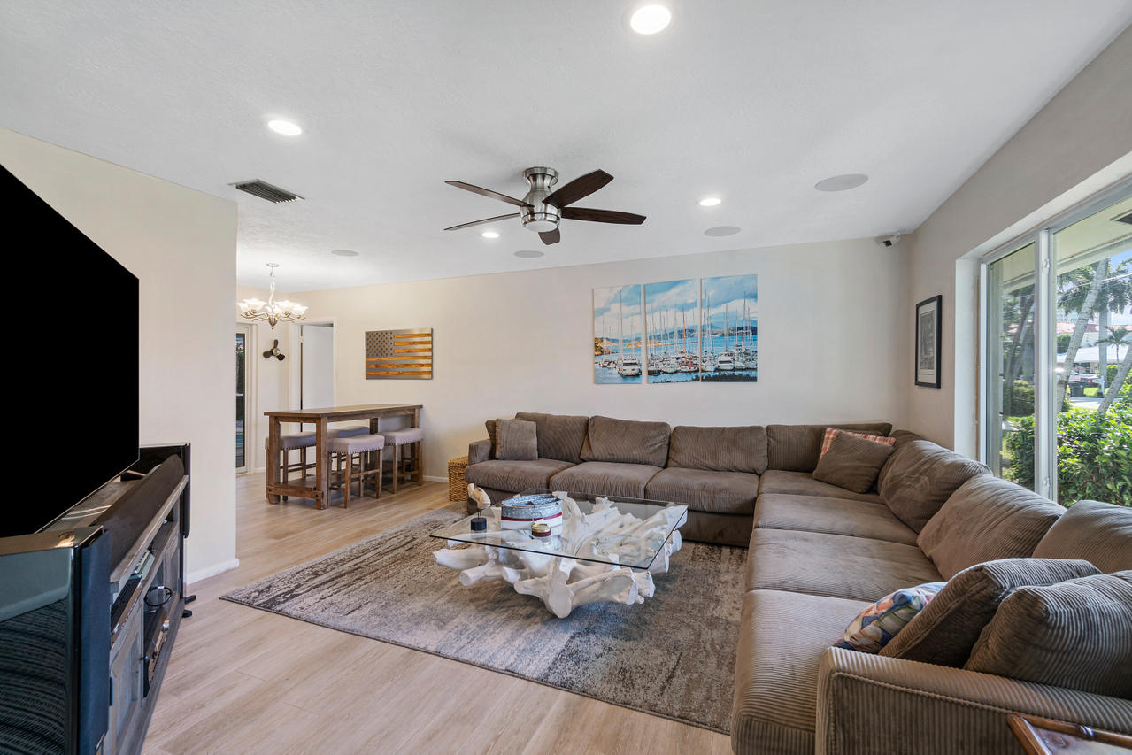 831 Berkley Street Boca Raton, FL 33487 - Photo 6 of 31 LIVING ROOM