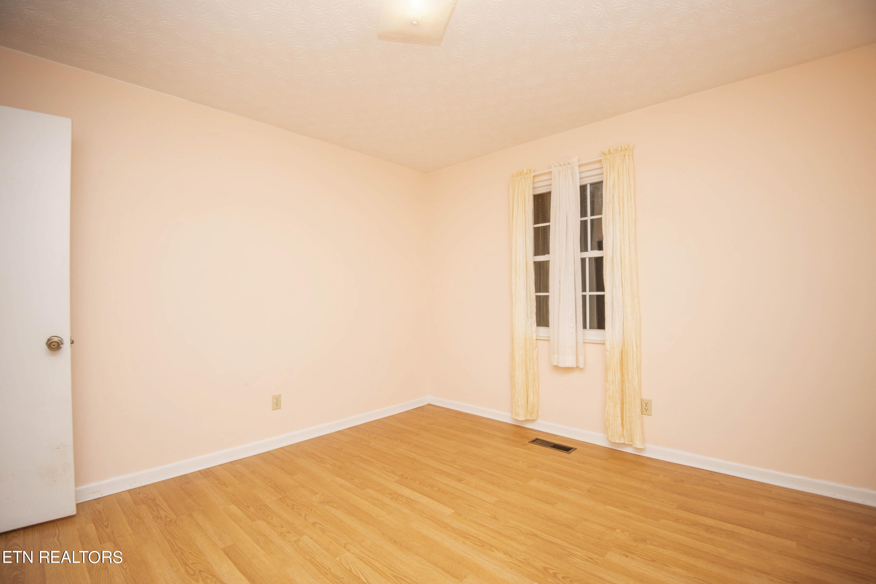 776 Blockhouse Valley Road Clinton, TN 37716 - Photo 28 of 56 second bed_1