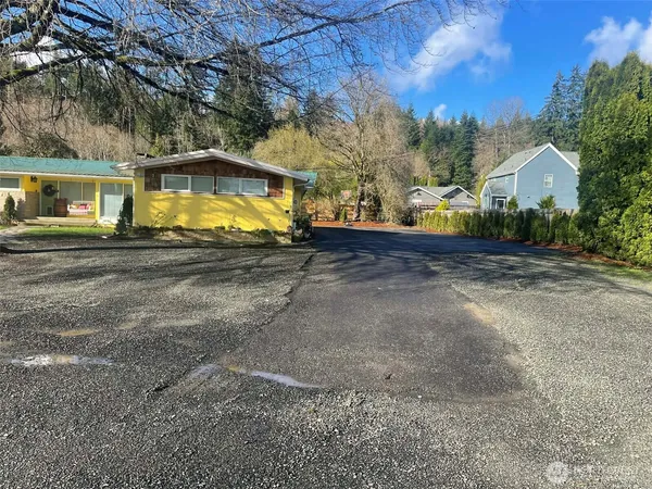 a view of a house with a yard
