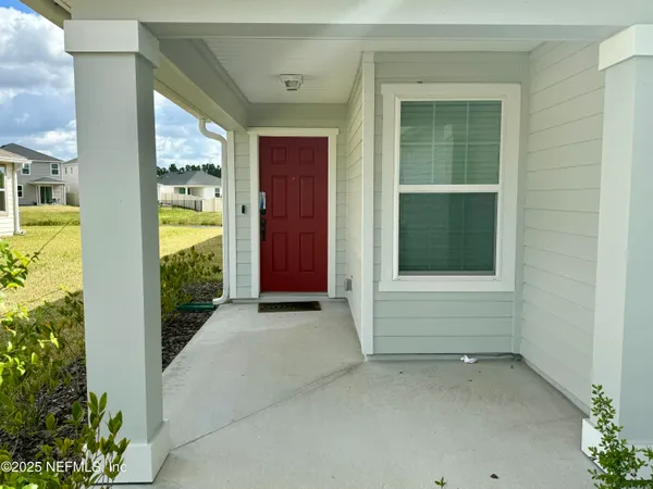 a view of an entryway with a livingroom