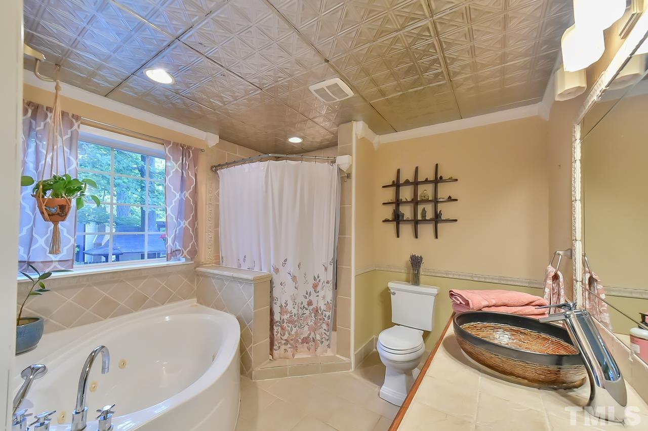 7204 Ray Road Raleigh, NC 27613 - Photo 37 of 40 a bathroom with a toilet sink and tub