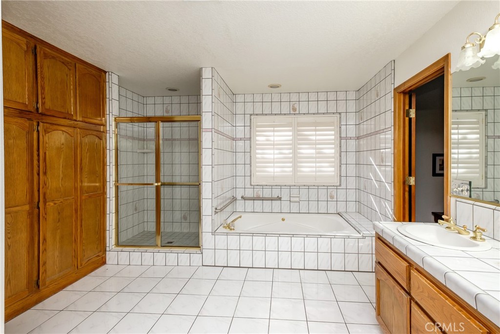 19670 Tonkawan Road Apple Valley, CA 92307 - Photo 19 of 29 a bathroom with a bathtub and shower