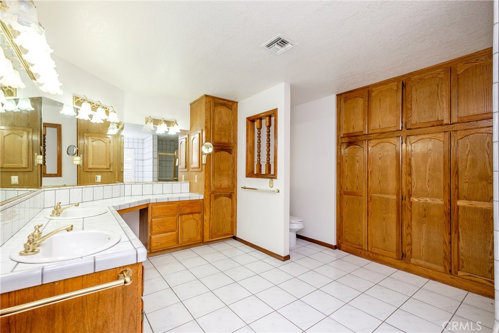 19670 Tonkawan Road Apple Valley, CA 92307 - Photo 20 of 29 a spacious bathroom with a tub and shower