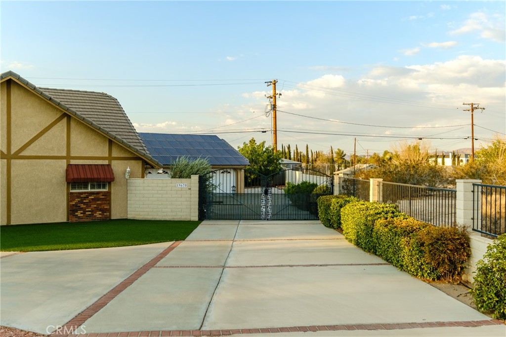 19670 Tonkawan Road Apple Valley, CA 92307 - Photo 24 of 29 a view of a terrace with wooden floor