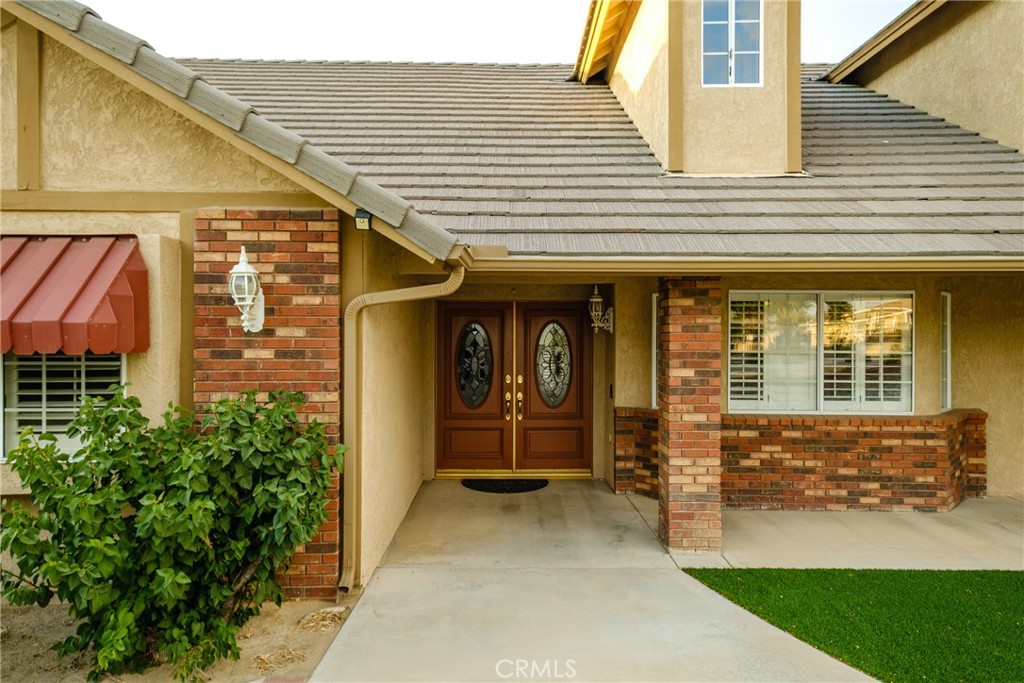 19670 Tonkawan Road Apple Valley, CA 92307 - Photo 25 of 29 a view of a house with a porch