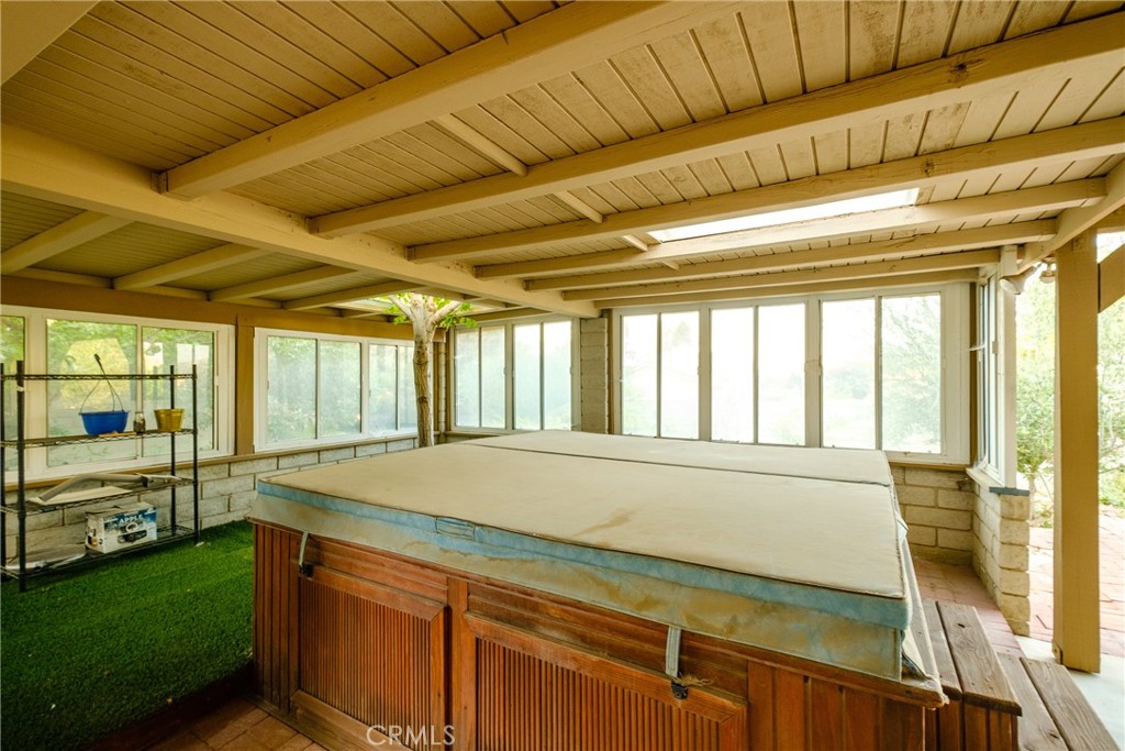 19670 Tonkawan Road Apple Valley, CA 92307 - Photo 28 of 29 a bathroom with a large window