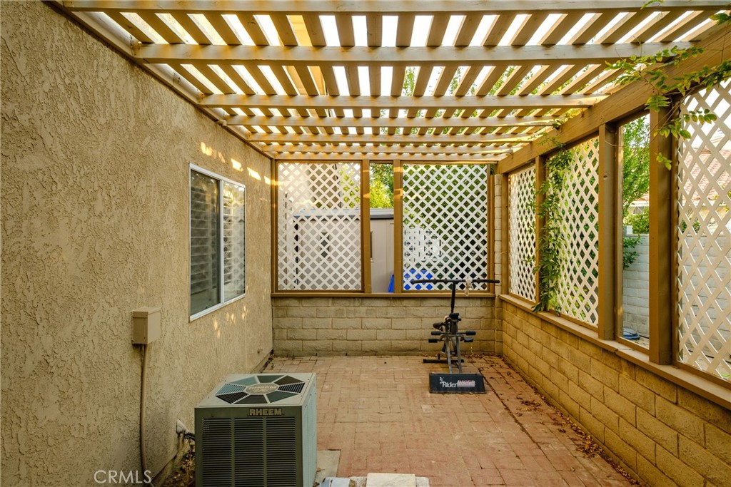 19670 Tonkawan Road Apple Valley, CA 92307 - Photo 29 of 29 a bathroom with mirror and window