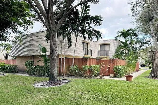 $3,000 | 1700 Embassy Drive, Unit 504, West Palm Beach, FL 33401